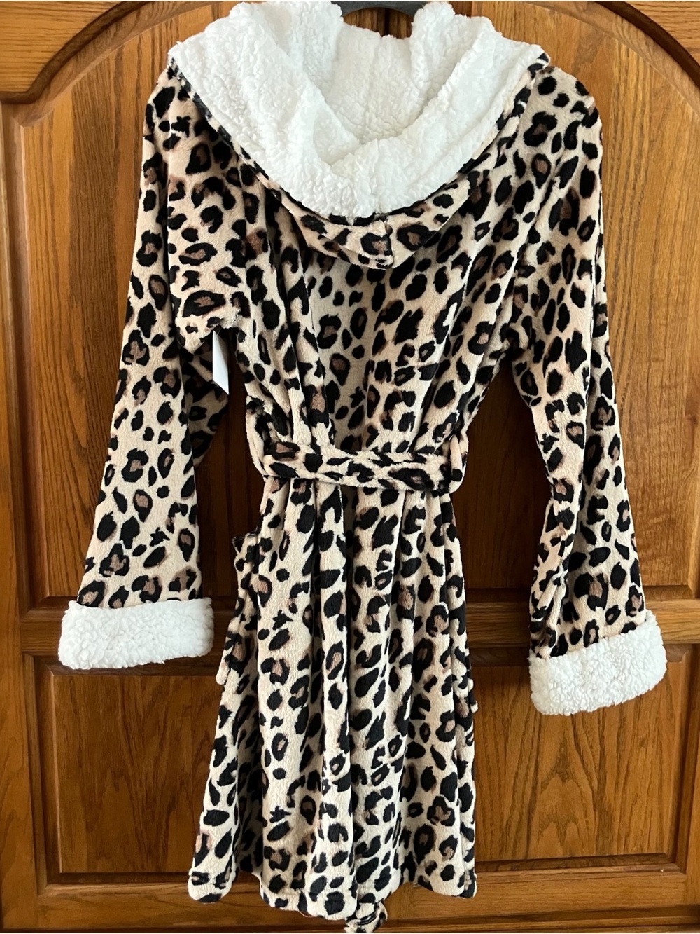 **SOLD**Soft Leopard Plush Robe - Picture 2 of 8